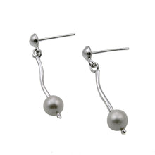 Cargar imagen en el visor de la galería, Collar y aretes, lazos de amor